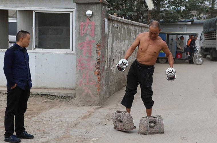 Người  đàn ông U60 đi giày đá 70 kg này tên là Huang Baoquan, sinh sống ở một ngôi làng nhỏ vùng ngoại ô tỉnh Tứ Xuyên, Trung Quốc.